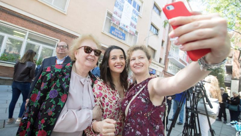 La líder de Cs en Cataluña y portavoz nacional del partido, Inés Arrimadas (c), se fotografía con dos simpatizantes tras votar en el colegio Ausías March de Barcelona, en las elecciones municipales y europeas que se celebran este domingo. E