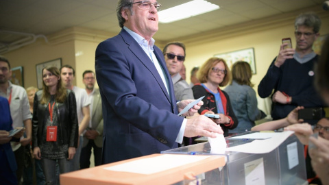 El candidato del PSOE a la Presidencia de la Comunidad de Madrid, Ángel Gabilondo, en el momento de depositar su voto.- EP