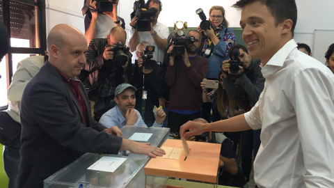 El candidato de Más Madrid a la Presidencia de la Comunidad de Madrid, Íñigo Errejón, en el momento de depositar su voto.- EP