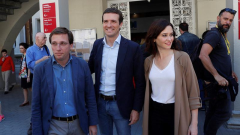 El presidente del PP, Pablo Casado, junto junto al candidato al Ayuntamiento José Luis Rodriguez Almeida y la candidata a la presidencia de la Comunidad Isabel Ayuso, tras votar este domingo. EFE