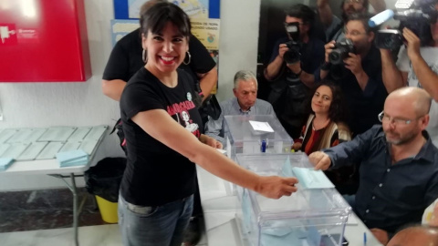 La coordinadora general de Podemos Andalucía, Teresa Rodríguez, en el momento de depositar su voto.- EP