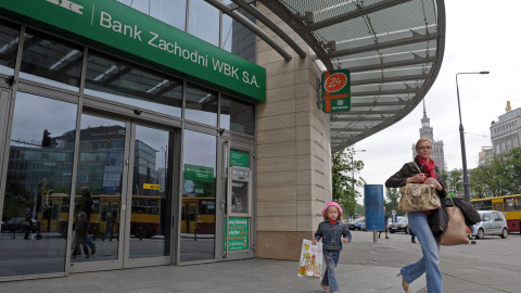 Ofician del Bank Zachodni WBK, propiedad del Banco Santander, en Varsocia (Polonia). AFP / Janek Skarzynski