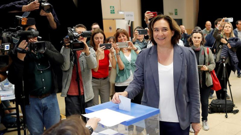 La alcaldesa y candidata de Barcelona en Comú a la reelección, Ada Colau, deposita su voto en el Centro Cívico La Sedeta de Barcelona, en las elecciones municipales y europeas que se celebran este domingo. EFE/Alejandro García