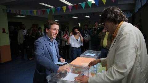 El candidato del Partido Popular al Ayuntamiento de Madrid, José Luis Martínez-Almeida, en el momento de depositar su voto.- EP