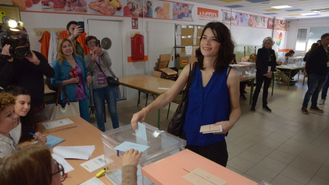 Isa Serra en el momento de depositar su voto.- EP