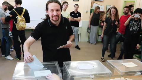 El líder de Podemos, Pablo Iglesias, ha ejercido su derecho al voto en el Colegio Público La Navata de Galapagar. EFE