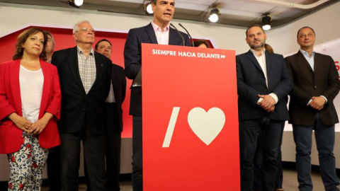 27/05/2019.- El presidente del Gobierno en funciones, Pedro Sánchez (c), valora los resultados electorales de este domingo en la sede del PSOE en Madrid. EFE/JuanJo Martín