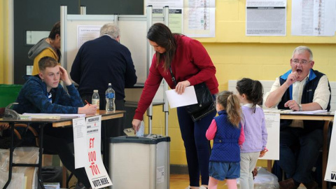 Varias personas ejercen su derecho al voto este viernes en un colegio electoral en Dublín (Irlanda). Los centros de votación de la República de Irlanda abrieron este viernes para que los electores participen en los comicios europeos y local