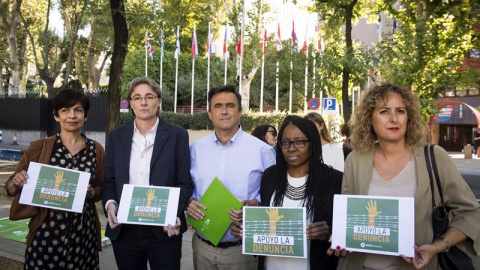 El director general de Oxfam, José María Vera (c), junto a la diputada socialista Dolores Galovart (i), la teniente de alcalde del Ayuntamiento de Madrid, Marta Higueras (2i), la diputada de Podemos Rita Bosaho (2d), y la portavoz de Cooper