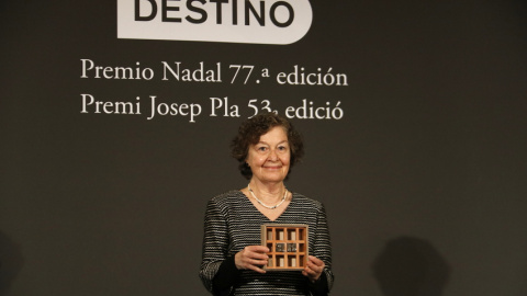 La guanyadora dels Premi Josep Pla, Maria Barbal, mostrant el guardó.