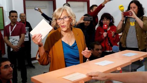 La alcaldesa de Madrid y aspirante a la reelección de Más Madrid, Manuela Carmena, ha ejercido su derecho al voto en el IES Conde de Orgaz de Madrid, este domingo en el que se celebran los comicios europeos, municipales y autonómicos. EFE/C