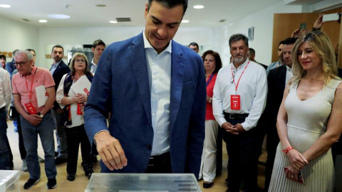 El presidente del gobierno Pedro Sánchez, acompañado de su mujer Begoña Gómez (d), vota esta mañana en un colegio de la localidad madrileña de Pozuelo de Alarcón.  EFE/JJ Guillén