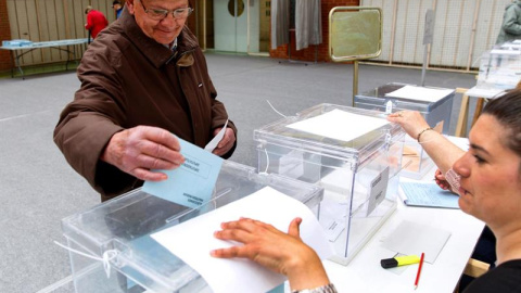 Un votante deposita su papeleta en un colegio electoral del barrio Judimendi de Vitoria, al abrir sus puertas en este domingo de elecciones municipales, forales y europeas. EFE/David Aguilar