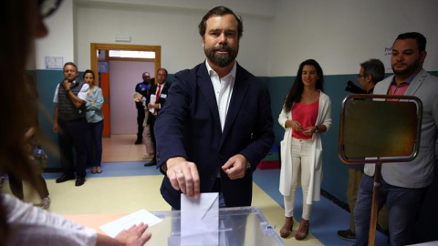 El economista de Vox Iván Espinosa de los Monteros, ha ejercido su derecho al voto en el Colegio San Agustín de Madrid, este domingo en el que se celebran los comicios europeos, municipales y autonómicos. EFE/Chema Moya