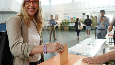 La cabeza de lista de Podemos para las elecciones europeas María Eugenia Rodríguez Palop, deposita su papeleta esta mañana en el CEIP Escuelas Aguirre de Madrid . EFE/Zipi