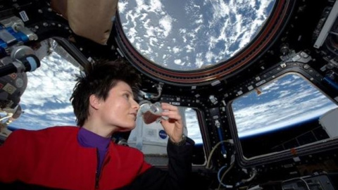 Primer café espresso que se toma en la Estación Espacial Internacional. /@ASTROSAMANTHA/TWITTER