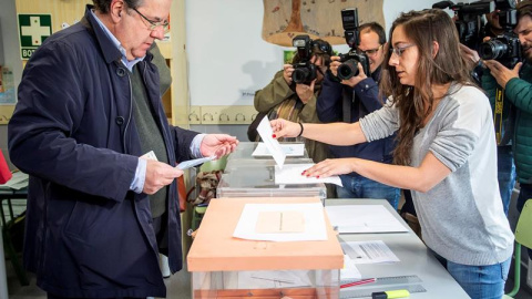 El presidente de la Junta de Castilla y León, Juan Vicente Herrera ,deposita su voto en el Colegio público Venerables de la capital burgalesa.-EFE/Santi Otero