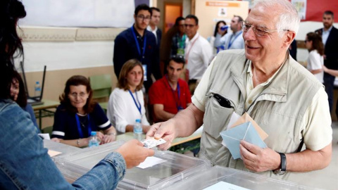 El cabeza de lista del PSOE al Parlamento Europeo, Josep Borrell, ha ejercido su derecho al voto en el Colegio Juan Falcó de Valdemorillo (C.A.Madrid), este domingo en el que se celebran los comicios europeos, municipales y autonómicos. EFE