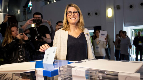 La número dos de JxCat al Ayuntamiento de Barcelona, Elsa Artadi, vota en el Centro Cívico Pere Pruna de Barcelona, en las elecciones municipales y europeas que se celebran este domingo. EFE/Enric Fontcuberta