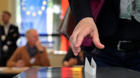 Una mujer emite su voto en las elecciones europeas en un colegio electoral en Berlín, Alemania. EFE