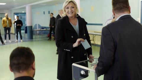 La presidenta francesa de extrema derecha Rassemblement National (RN) y miembro del Parlamento Marine Le Pen emite su voto durante las elecciones europeas en Henin Beaumont. EFE