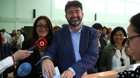 El candidato de Madrid en Pie al Ayuntamiento, Carlos Sánchez Mato, ha ejercido su derecho al voto en el CEIP Costa Rica de Madrid. EFE