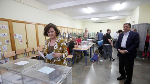 La secretaria de igualdad del PSOE y vicepresidenta del Gobierno en funciones ,Carmen Calvo, ejerce su derecho al voto en el colegio Santos Mártires de Córdoba, acompañada del ministro de Agricultura, Pesca y Alimentación, Luis Planas. EFE