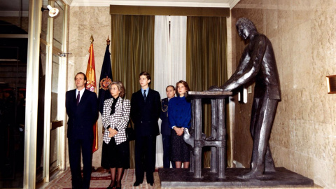 Escultura de Juan Carlos I firmando la Constitución de 1978. Congreso