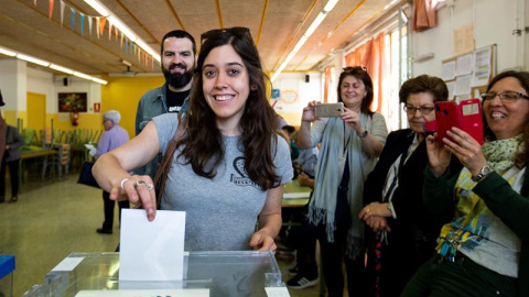 La candidata a la alcaldía de Barcelona por la CUP-Capgirem Barcelona, Anna Saliente, vota en el CEIP Mare Nostrum de Barcelona, en las elecciones municipales y europeas que se celebran este domingo. EFE