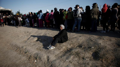 Refugiados hacen fila para recibir provisiones en el campo de refugiados de Idomeni. / KOSTAS TSIRONIS (EFE)