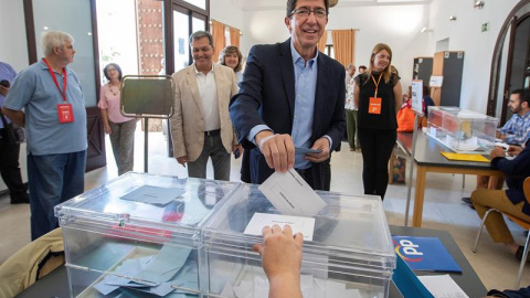 El líder de Ciudadanos en Andalucía, Juan Marín, ejerce su derecho al voto, hoy 26 de mayo, en la Biblioteca Municipal de Sanlúcar de Barrameda, en Cádiz. EFE