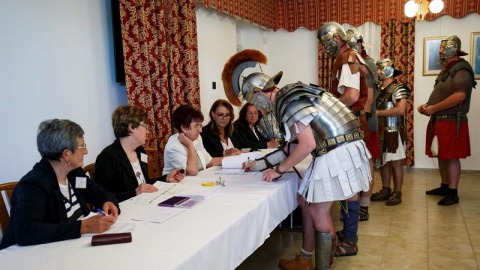 Miembros de la Fundación de Historia Cultural y Militar de Colonia Rostallo llegan a votar con trajes antiguos de legionarios romanos durante las elecciones europeas en un colegio electoral en Nemesvamos, Hungría. EFE