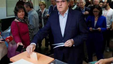 El candidato del PSOE a la presidencia de la Comunidad de Madrid, Ángel Gabilondo, acude a votar a un centro de electoral de Madrid, jornada de votación para las elecciones municipales, autonómicas y europeas. EFE/David Fernández