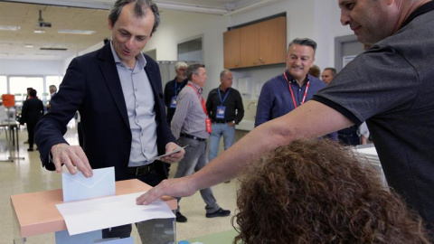 El ministro en funciones de Ciencia, Innovación y Universidades, Pedro Duque, ejerció su derecho al voto en su colegio de Jávea (Alicante). EFE/ Natxo Francés