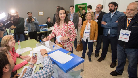 La líder de Cs en Cataluña y portavoz nacional del partido, Inés Arrimadas, vota en el colegio Ausías March de Barcelona, en las elecciones municipales y europeas que se celebran este domingo. EFE/Marta Pérez