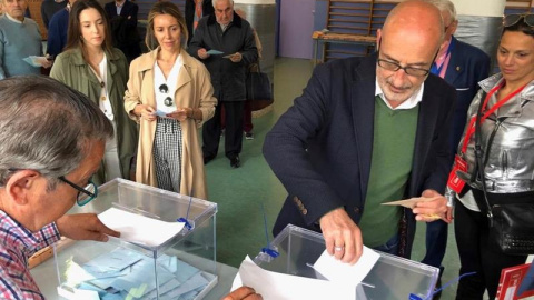 El candidato de Ciudadanos a la Presidencia de Cantabria, Felix Alvarez “Felisuco”, vota en su colegio electoral de Santander. EFE