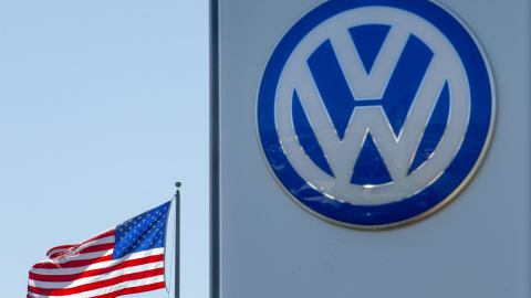 Una bandera de EEUU junto a un logo de Volkswagen en concesionario en la localidad californiana San Diego (EEUU). REUTERS/Mike Blake