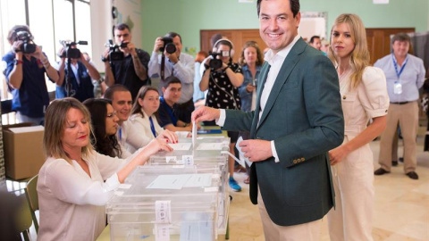 El presidente del PP andaluz y presidente de la Junta de Andalucía, Juanma Moreno, acompañado de su esposa, ejerce su derecho al voto en el colegio Sagrado Corazón de Málaga.EFE