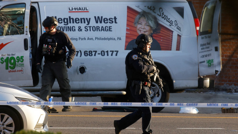 Los agentes del orden investigan una camioneta que, según la policía, está relacionada con el tiroteo en una estación de metro en el distrito de Brooklyn de la ciudad de Nueva York