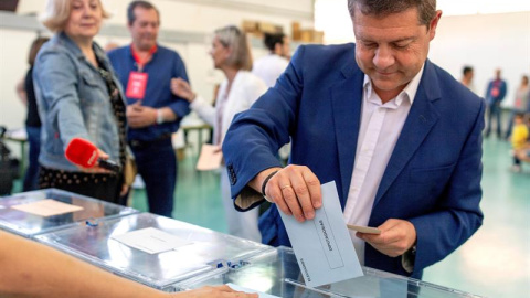 El presidente de la Junta Castilla-La Mancha y candidato a la reelección, Emiliano García-Page, vota en el colegio público Ciudad de Nara en Toledo.- EFE