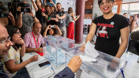 La líder de Podemos Andalucía, Teresa Rodríguez, ejerce su derecho al voto en el colegio La Salle-Viña de Cádiz. EFE