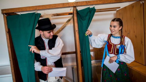 Una pareja vestida con trajes populares emitió su voto durante las elecciones europeas en un colegio electoral en Kakasd, Hungría. EFE