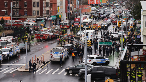 La policía de la ciudad de Nueva York, el Departamento de Bomberos de la ciudad de Nueva York y funcionarios federales en la escena de un tiroteo múltiple informado en una estación de metro de la ciudad de Nueva York en el distrito de Brook