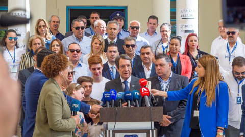 El presidente chipriota Nicos Anastasiades (C) habla a los periodistas después de votar en las elecciones europeas en Limassol, Chipre. EFE