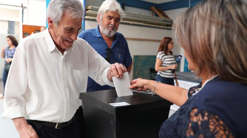 El secretario general del Partido Comunista Portugués Jerónimo de Sousa emite su voto en el centro de votación de Pirescoxe, cerca de Lisboa, Portugal. EFE