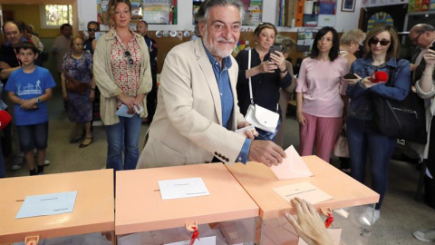 El candidato del PSOE al Ayuntamiento de Madrid, Pepu Hernández, ha votado en el Colegio Padre Coloma de Madrid, este domingo en el que se celebran los comicios europeos, municipales y autonómicos. EFE