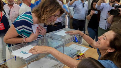 La secretaria general de los socialistas andaluces, Susana Díaz, conversa con la presidenta de la mesa mientras ejerce su derecho al voto en las elecciones municipales y europeas hoy en un colegio electoral del sevillano barrio de Triana. E