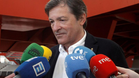 El presidente del Principado de Asturias, Javier Fernández, hace declaraciones a los medios tras ejercer su derecho al voto en un colegio electoral de Gijón. EFE