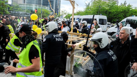 Los manifestantes que usan chalecos amarillos, comúnmente usados ​​por los conductores de transporte, chocan con la policía durante una protesta contra los precios más altos del combustible organizados por miembros franceses y belgas del mo