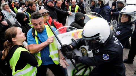 Los manifestantes que usan chalecos amarillos en Bruselas. EFE